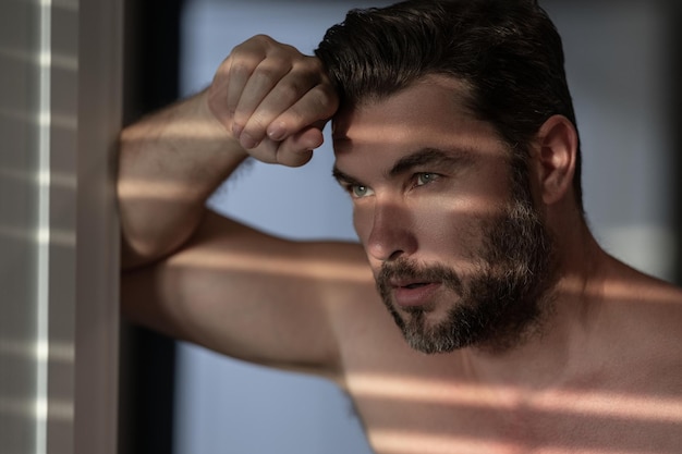 Foto primer plano retrato de hombre medio desnudo guapo serio hombre de mediana edad con esquí suave perfecto fresco