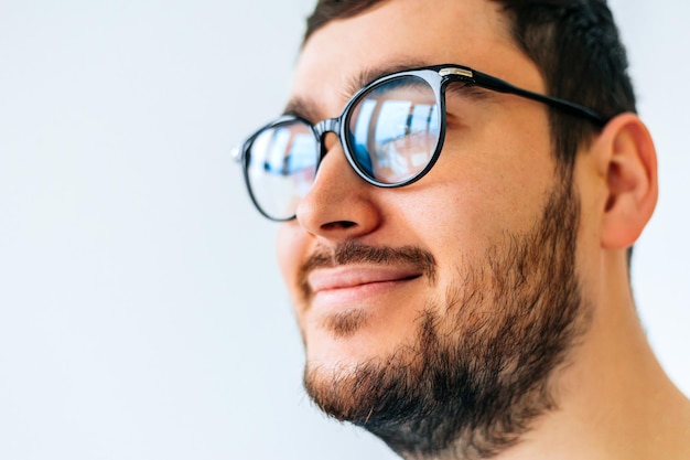 Primer plano de un retrato joven barbudo con gafas retrato de joven guapo en camisa casual