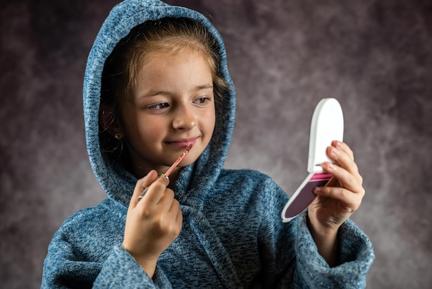 Primer plano retrato de una joven hermosa niña con un maquillaje de espejo Belleza Cuidado de la salud cosmético aislado