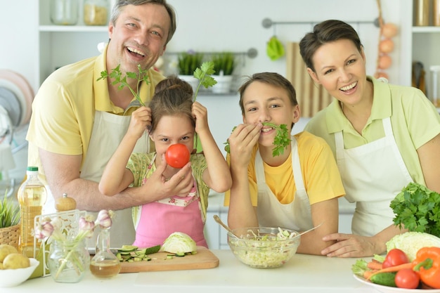 Primer plano retrato de linda familia cocinando juntos en la cocina