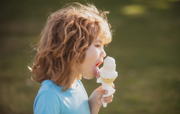 Primer plano retrato de un lindo niño pequeño comiendo helado Concepto de infancia