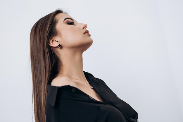 Primer plano retrato de moda de una joven mujer latinoamericana bastante india posando en un estudio fotográfico