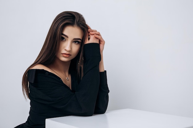 Primer plano retrato de moda de una joven mujer latinoamericana bastante india posando en un estudio fotográfico