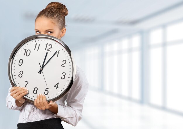 Primer plano retrato de mujer joven feliz con gran reloj