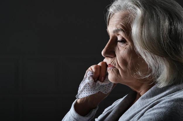 Primer plano retrato de mujer mayor triste