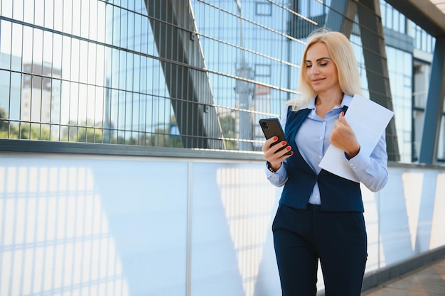 Primer plano retrato de una mujer de negocios seria en traje azul de pie en la ciudad