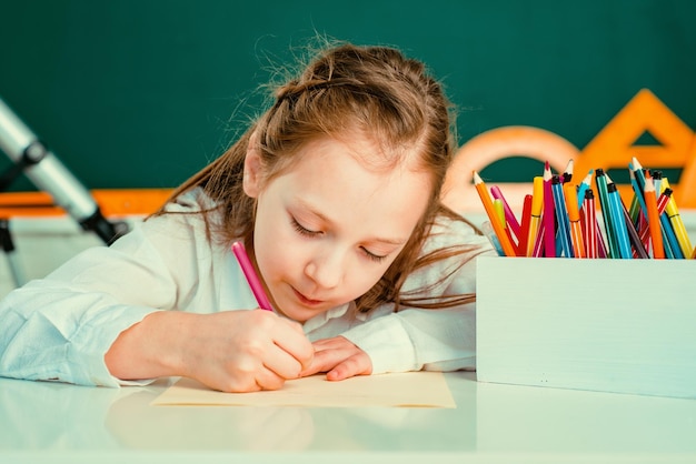 Primer plano retrato de niño lindo dibujo con espacio de copia de pizarra de lápiz