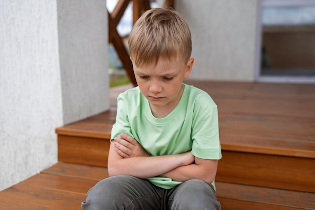 Foto primer plano en el retrato de niño triste