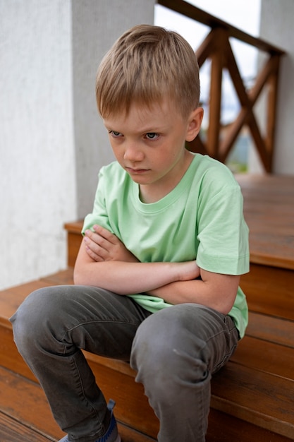 Foto primer plano en el retrato de niño triste