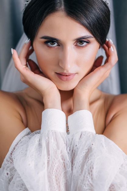 Primer plano retrato de novia con cabello oscuro y ojos marrones mirando a la cámara