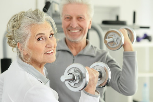 Primer plano retrato de una pareja senior sonriente activa haciendo ejercicio