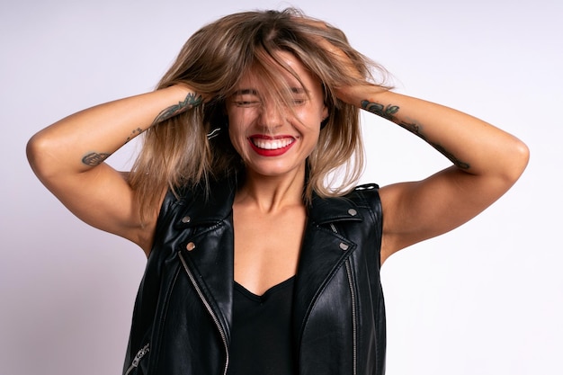 Primer plano retrato positivo de estudio de una mujer bonita jugando con su pelo feliz humor elegante traje