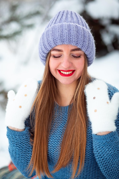 primer plano, retrato, de, un, rubio, mujer, llevando, blanco, guantes, y, un, blanco, sombrero, invierno, enero