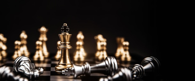 Primer plano rey ajedrez de pie sobre el ajedrez que cae