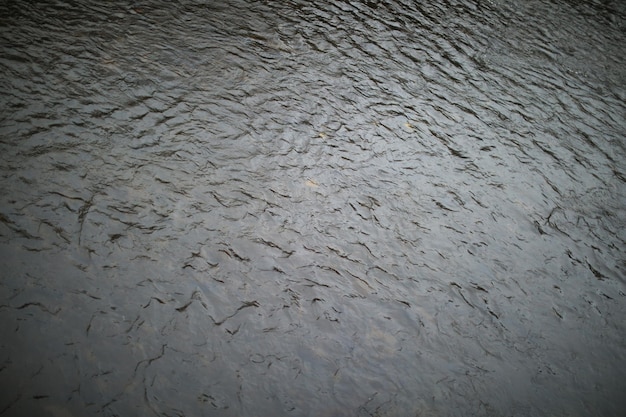 Un primer plano de un río con agua que fluye en primer plano