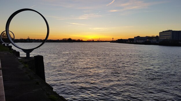 Foto primer plano del río contra el cielo durante la puesta de sol