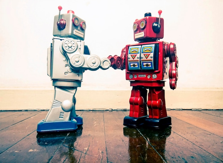 Foto primer plano de robots de juguete en el suelo de madera dura