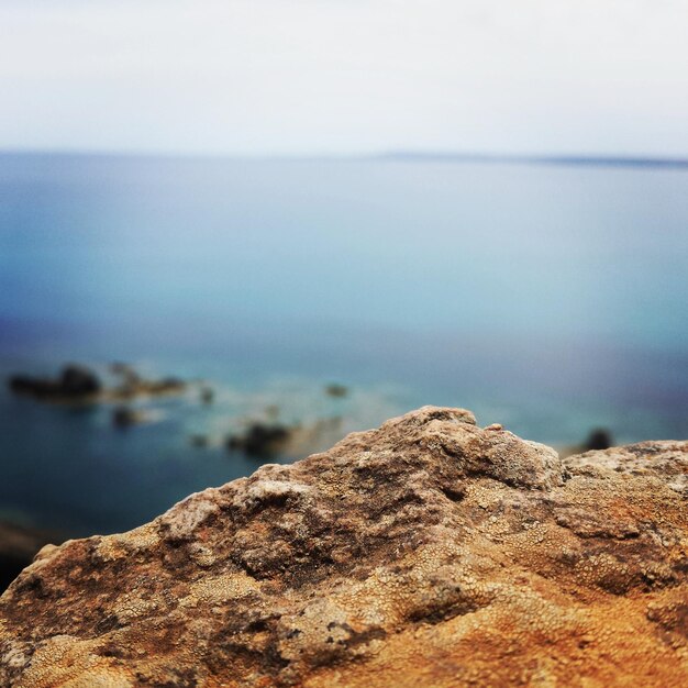 Foto primer plano de la roca contra el mar