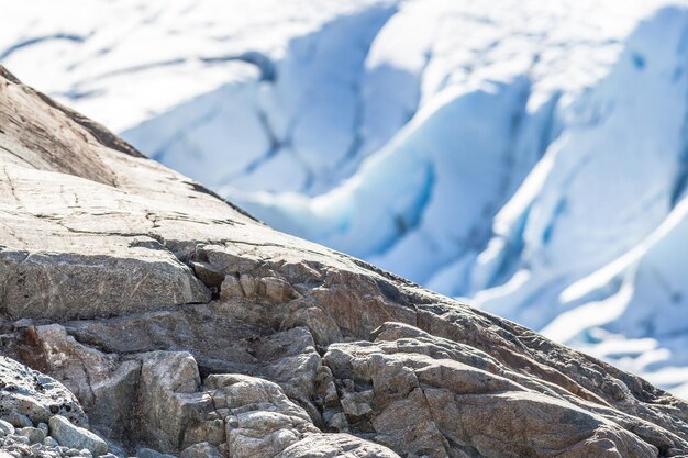 Primer plano de una roca en un día soleado durante el invierno