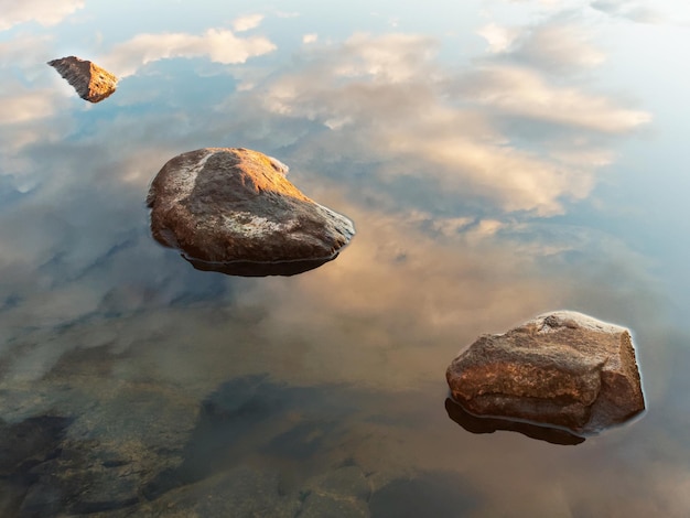 Primer plano de la roca en el lago contra el cielo