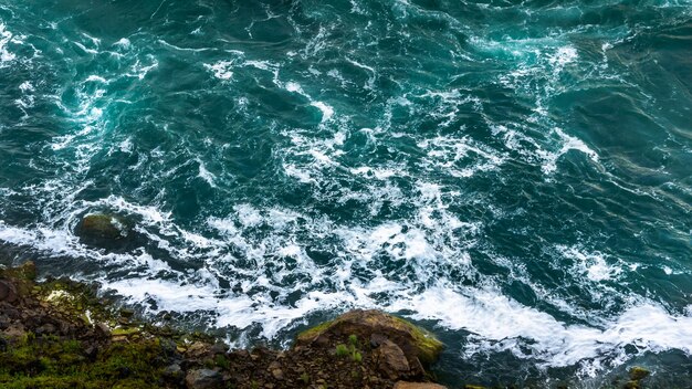 Foto primer plano de una roca en el mar