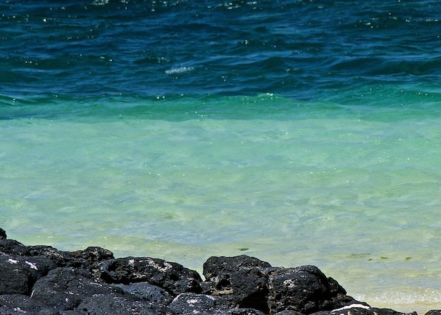 Foto primer plano de las rocas desde el mar