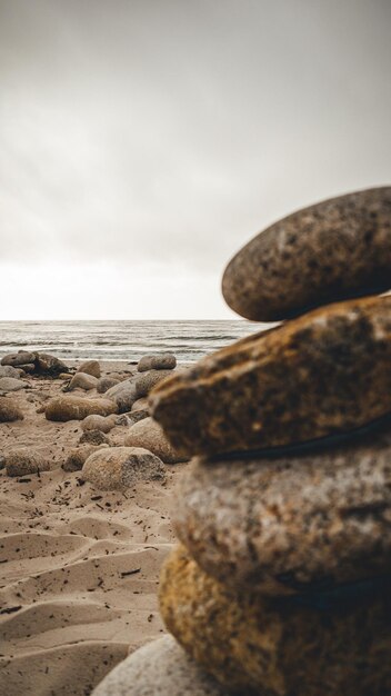 Primer plano de las rocas en la playa contra el cielo