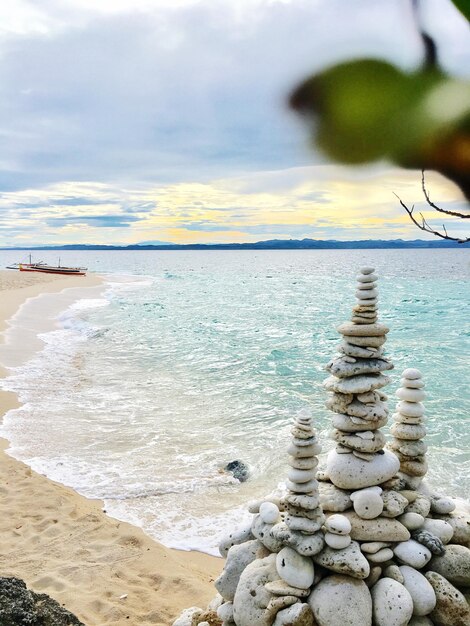 Foto primer plano de las rocas en la playa contra el cielo