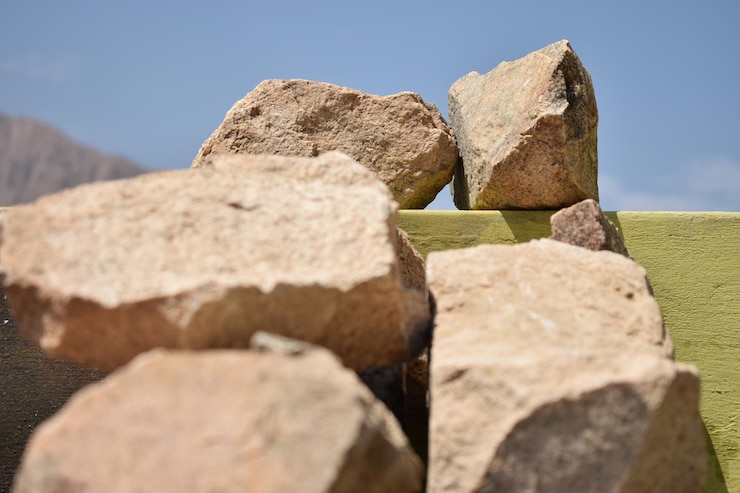 Foto primer plano de las rocas en la roca contra el cielo