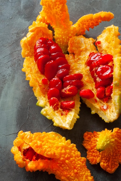 Un primer plano de una rodaja de fruta con frutos rojos