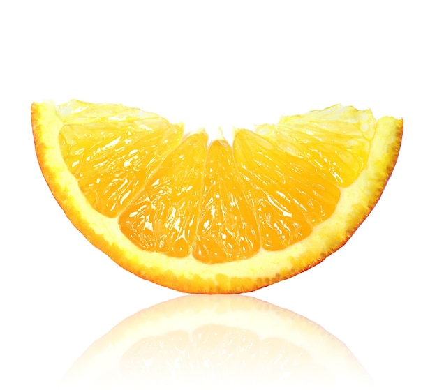 Primer plano de una rodaja de naranja sobre un fondo blanco