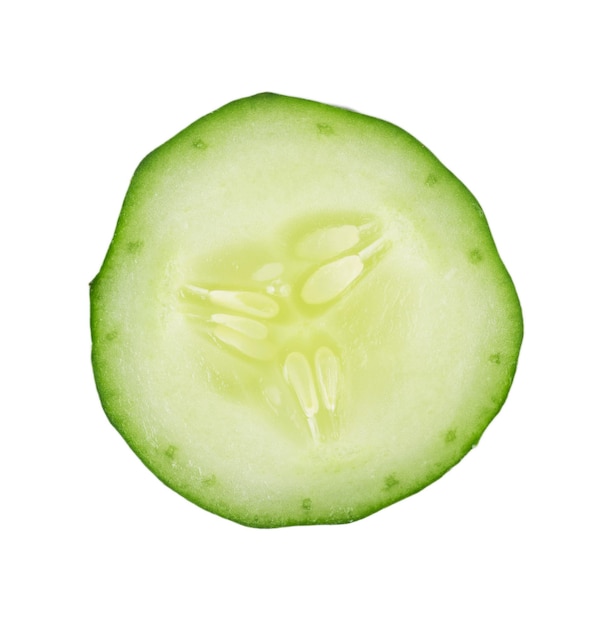 Primer plano de una rodaja de pepino sobre un fondo blanco