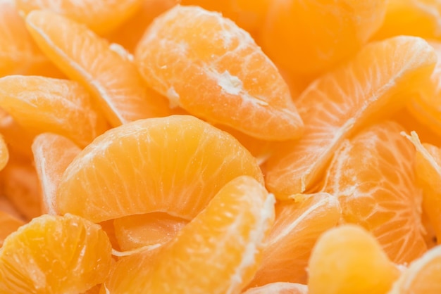 Primer plano de rodajas peladas de mandarina naranja brillante