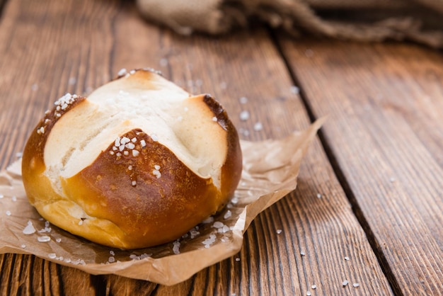 Primer plano de rollo de pretzel salado