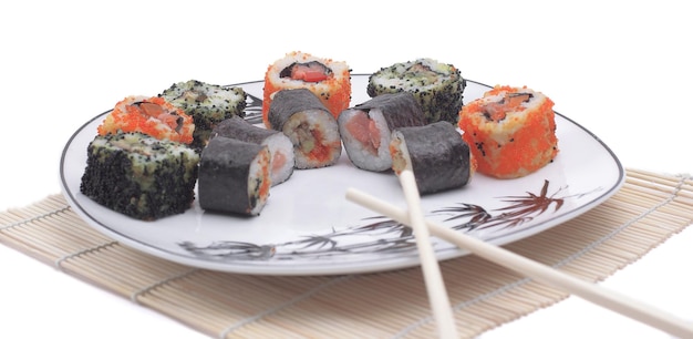 Primer plano de rollos de sushi en el plato