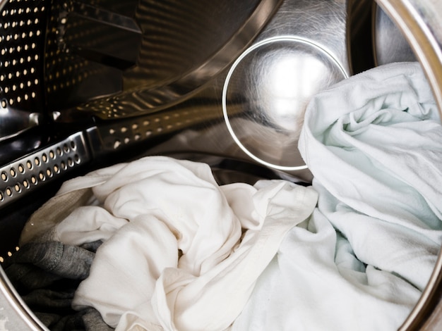 Foto primer plano de ropa blanca en lavadora