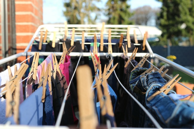 Primer plano de la ropa colgada en el asiento en la ciudad