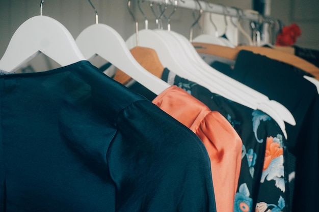 Primer plano de la ropa colgada en el estante de una tienda