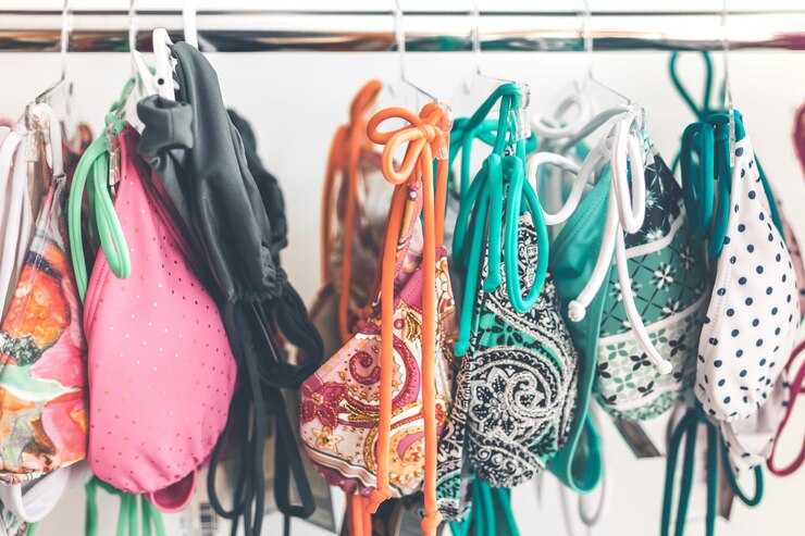 Foto primer plano de la ropa colgada en el estante