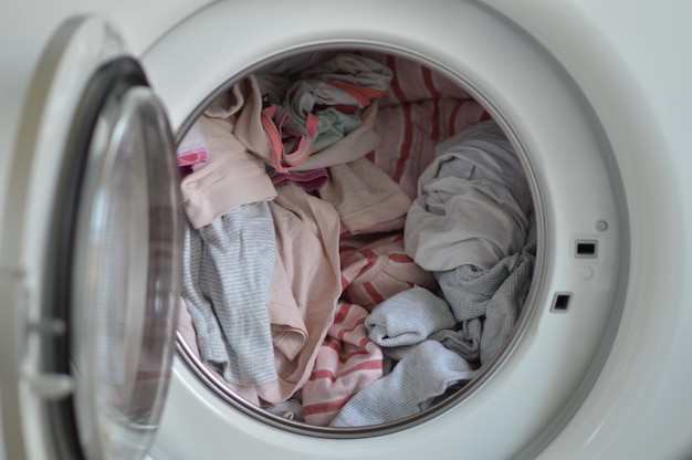 Primer plano de la ropa en la lavadora