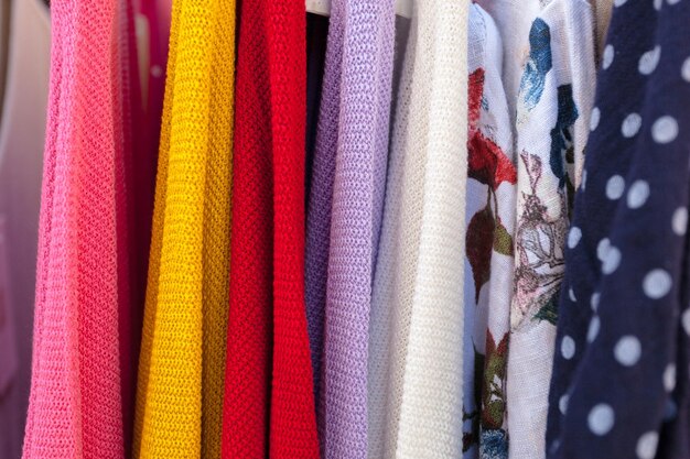 Primer plano de ropa multicolor en la tienda