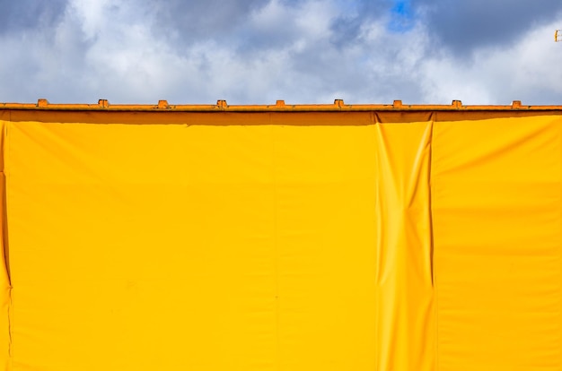 Primer plano de la ropa secándose contra el cielo amarillo