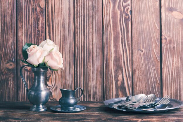 Foto primer plano de una rosa en un jarrón en la mesa