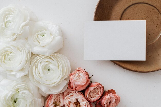 Primer plano de las rosas blancas