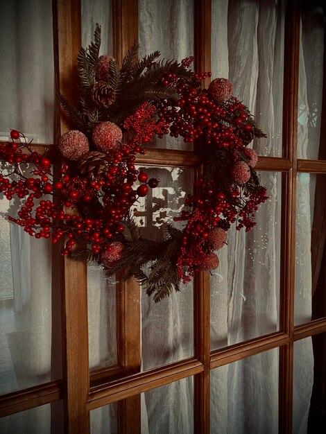 Foto primer plano de rosas rojas colgando en la ventana de casa