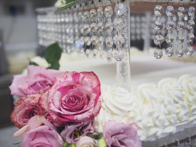 Foto primer plano de rosas rosas en la tienda