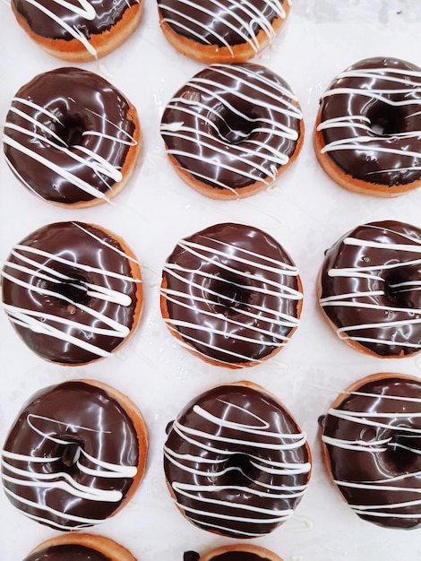 Primer plano de una rosquilla de chocolate en una mesa blanca