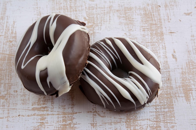 Primer plano de una rosquilla de chocolate en la mesa