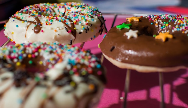 Foto primer plano de una rosquilla contra un fondo rosado