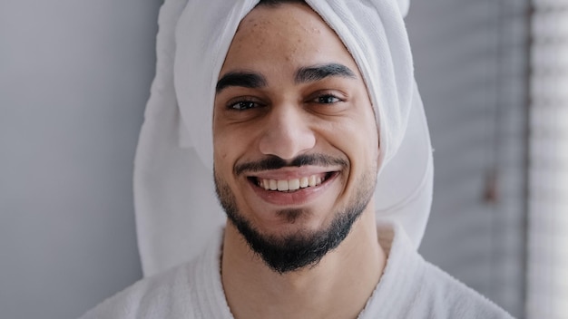 Primer plano rostro masculino con acné headshot retrato sonriente dientudo guapo indio árabe hombre barbudo